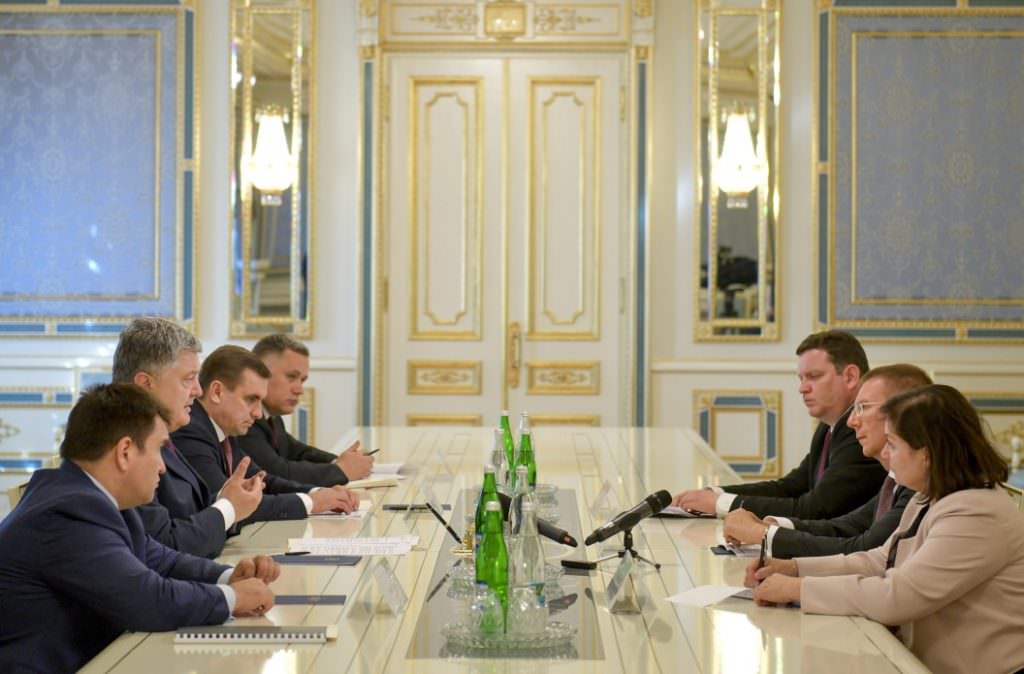 Порошенко обсудил с министром иностранных дел Латвии санкции против РФ и вопрос  политзаключенных