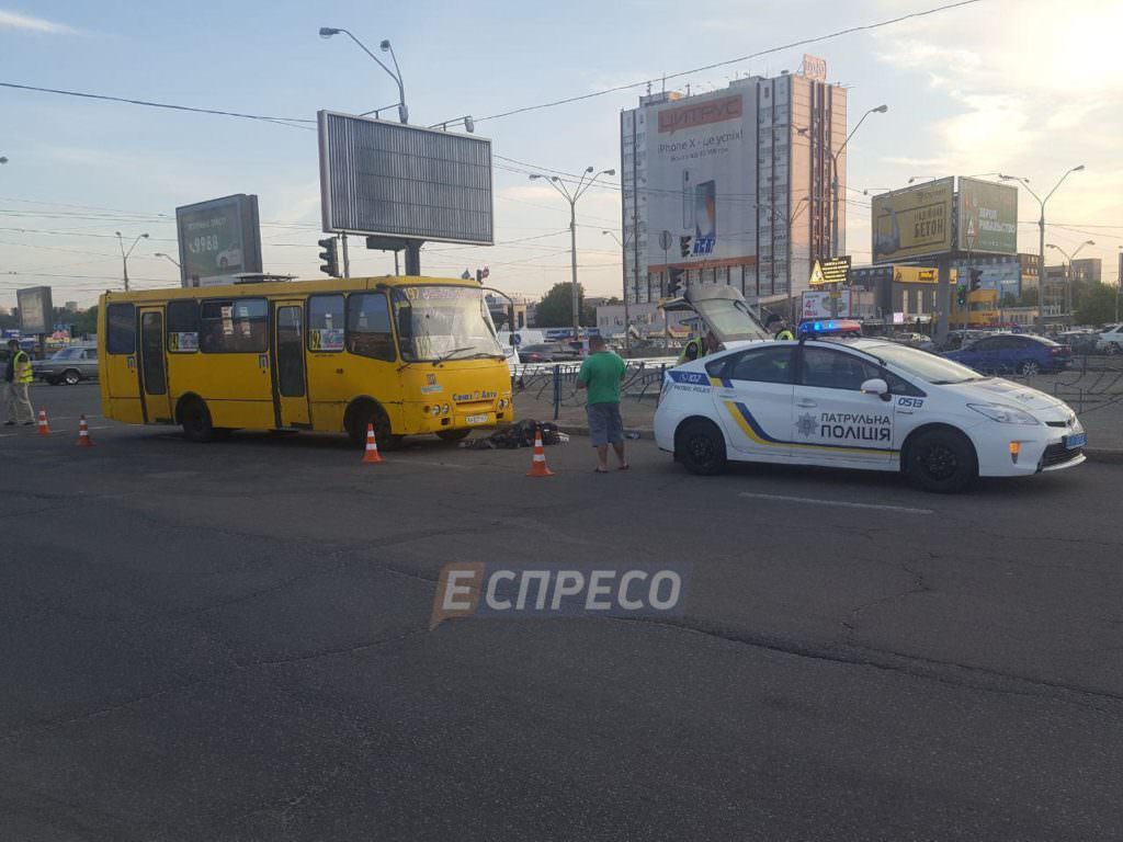 Смертельне ДТП в Києві: маршрутка збила жінку на пішоходному переході