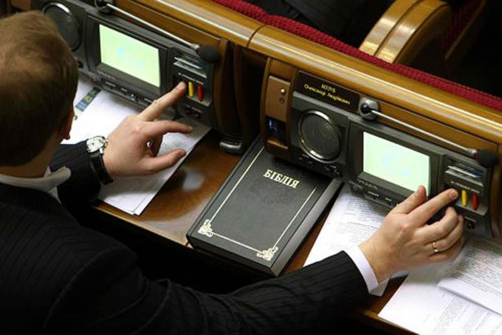 Глибинна популістична бульбашка: нардепи на “Прямому” про кримінальну відповідальність за “кнопкодавство”