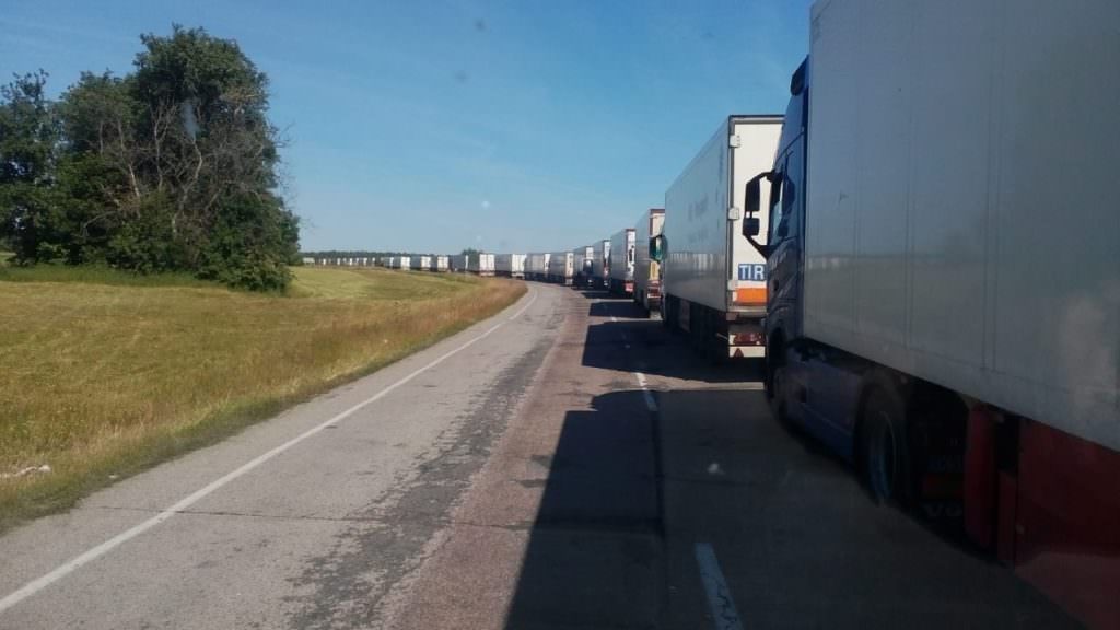 Российские пограничники заблокировали выезд транспорта из Украины