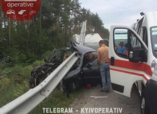 Жахлива ДТП на трасі Київ-Харків, авто влетіло у відбійник: є загиблі