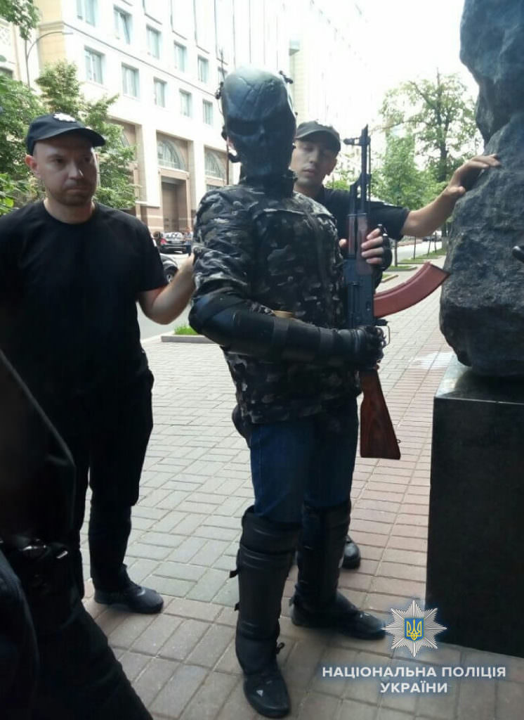 Митинг под Верховной Радой: полиция задержала человека с огнестрельным оружием и ножами