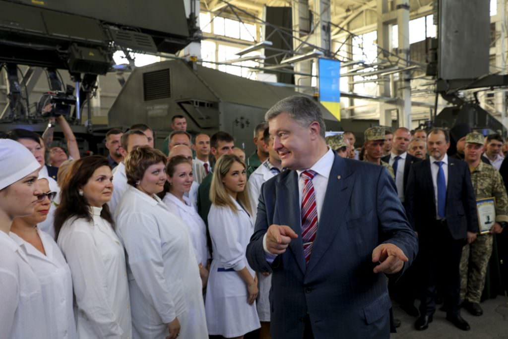 Вклад каждого из вас не меньше, чем солдат на передовой — президент поздравил работников предприятия «Искра»