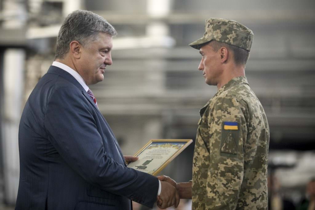 Петр Порошенко передал подразделениям ВСУ сертификаты на высокоточные радиолокационные станции