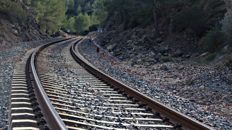 Під Полтавою потяг на смерть збив хлопця і дівчину на скутері