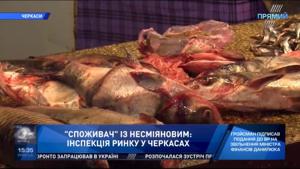 Видео не для слабонервных: Споживач проверил рыбный отдел Центрального рынка в Черкассах