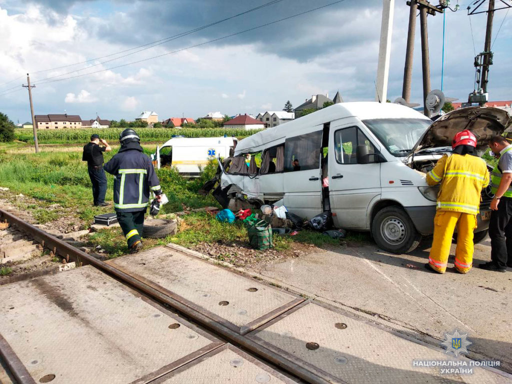 На Буковині вантажний потяг протаранив автобус: є загиблі та постраждалі