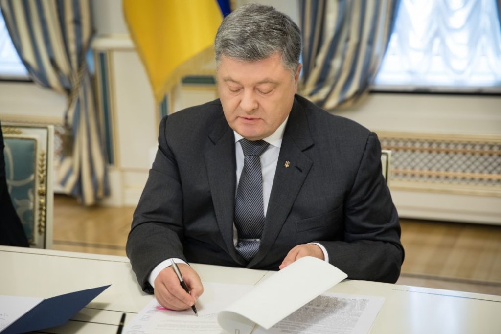 Порошенко підписав указ щодо невідкладних грошових виплат українським політв’язням та членам їх сімей