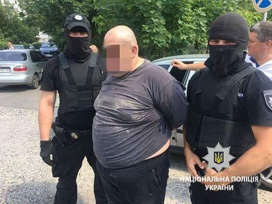 У Миколаєві під “кришуванням” поліцейського виготовляли та збували амфетамін