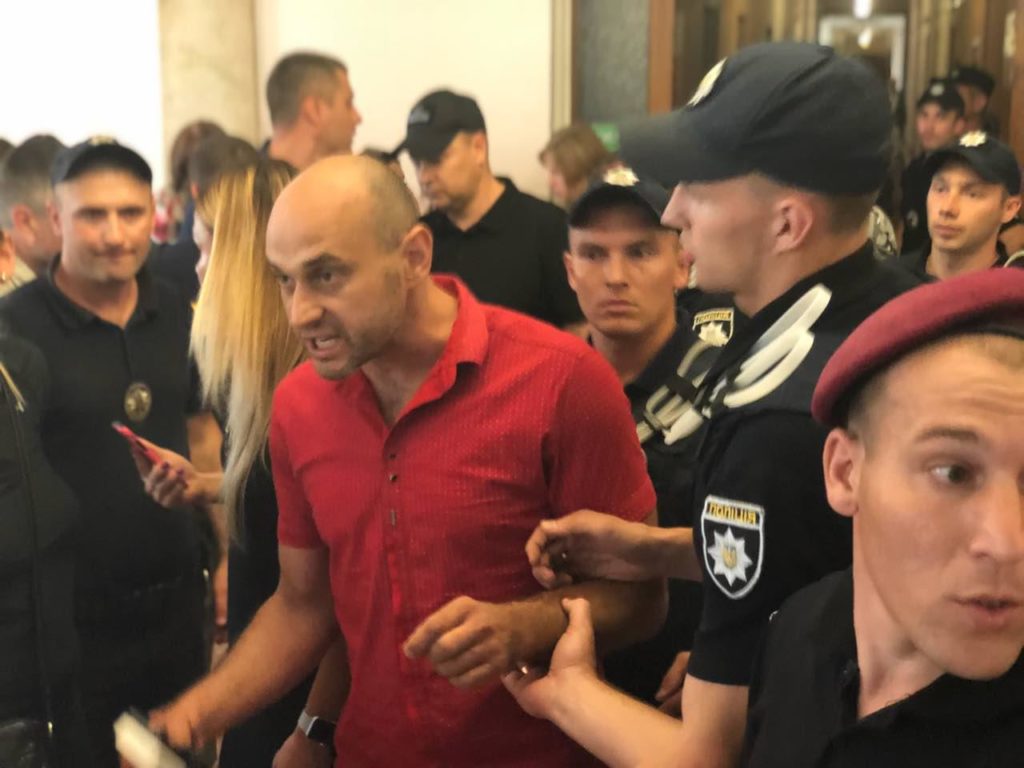 Вбивство 135 собак у Миколаєві: у будівлі міськраді побили директора “Центру захисту тварин”