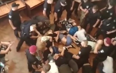 Депутати міськради Конотопу влаштували масову бійку: 50 затриманих, є постраждалі