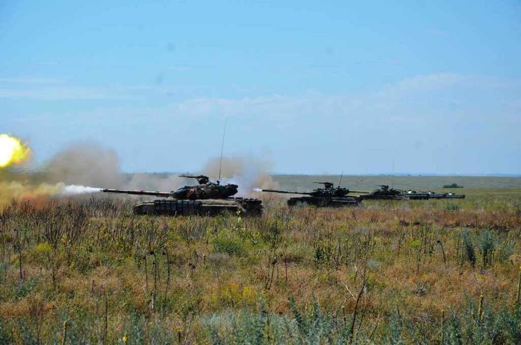 Украинские военные провели танковые учения у Азовского моря (фото)