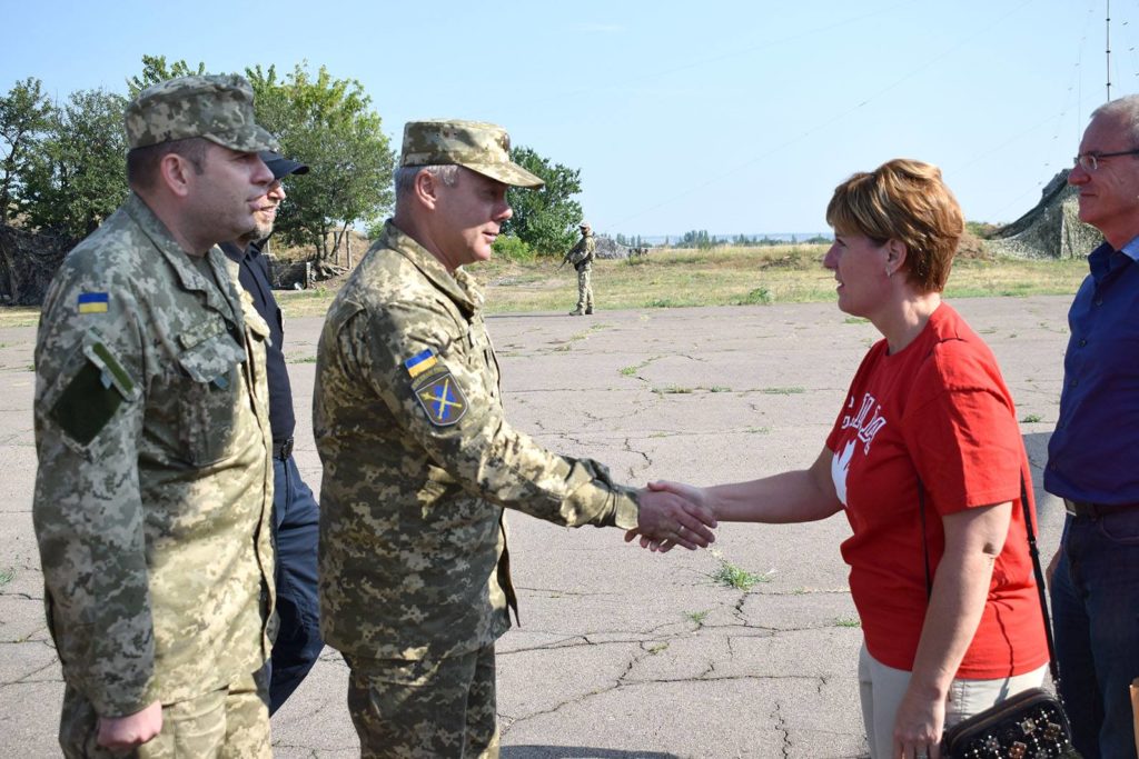 Зону проведення ООС відвідала міністр міжнародного розвитку Канади: подробиці, фото і відео