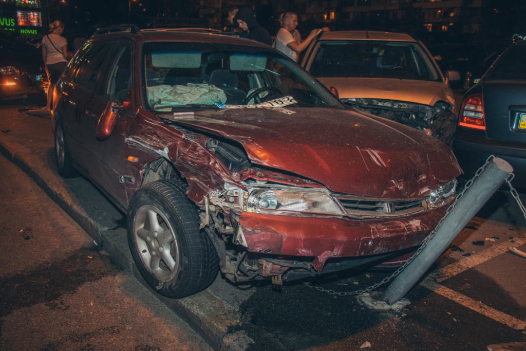 Розбив сім авто і заснув: у Києві п’яний водій на “євробляхах” спричинив ДТП