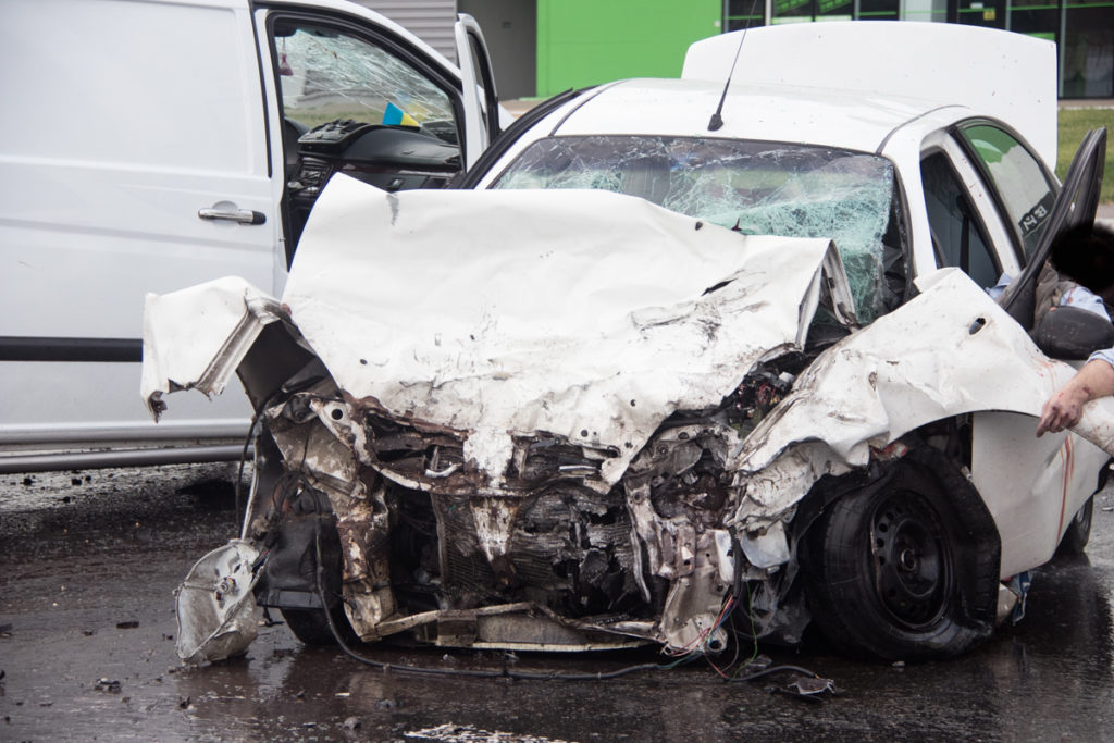 Лобовое столкновение автомобилей в Киеве: двое погибших, есть пострадавшие