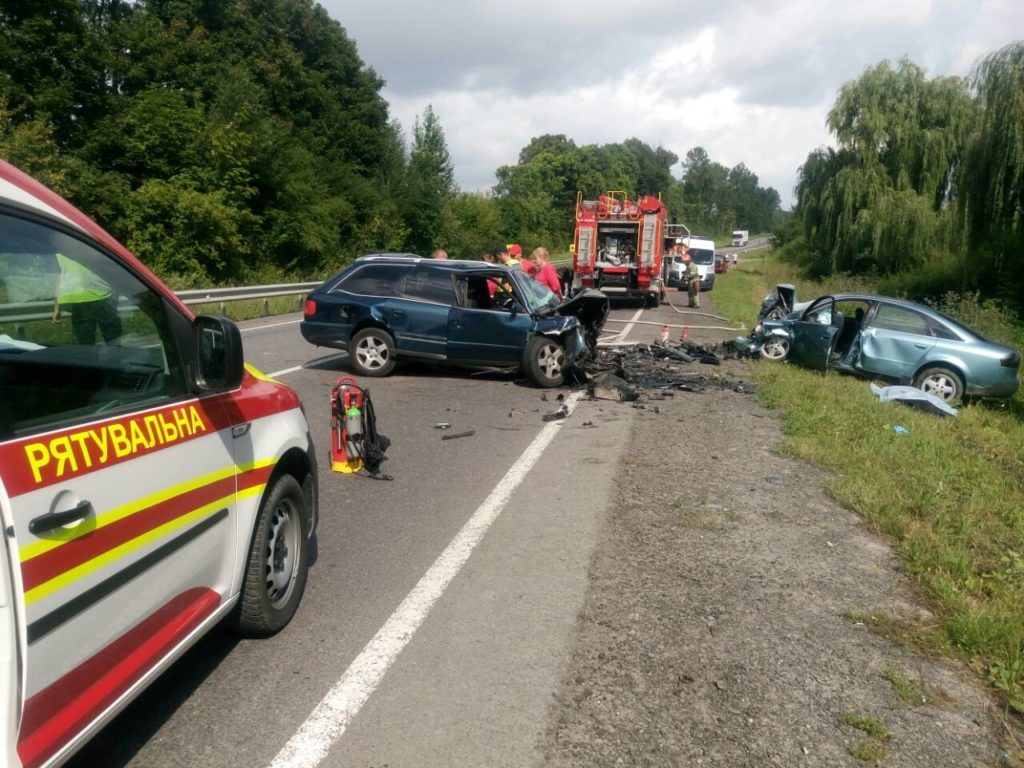 Страшна ДТП на Львівщині: рятувальники за допомогою бензоріза діставали загиблих із автівок