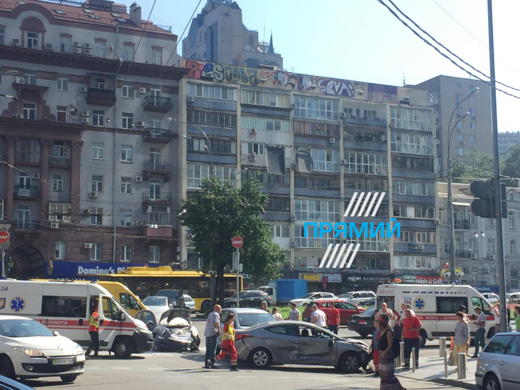 У Києві біля ТЦ “Гулівер” сталася масштабна ДТП з постраждалими: ексклюзивні подробиці і відео