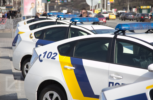 На Волині поліція затримала чоловіків, що чіпляли на авто фалоімітатори