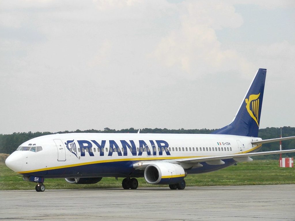 В Германии самолет Ryanair совершил экстренную посадку: госпитализированы более 30 человек