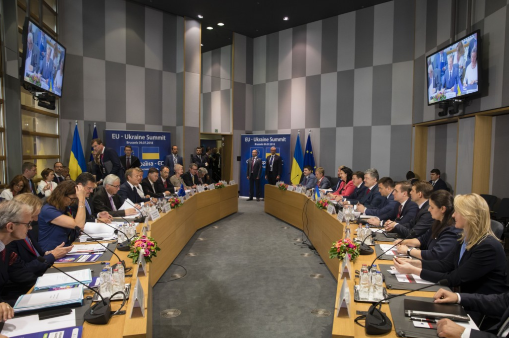 Украина и ЕС совместно будут противодействовать вмешательству России в выборы — Порошенко