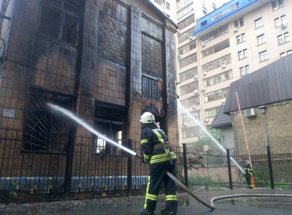 У Києві горіла будівля колишнього дитсадка, де проживали безхатьки