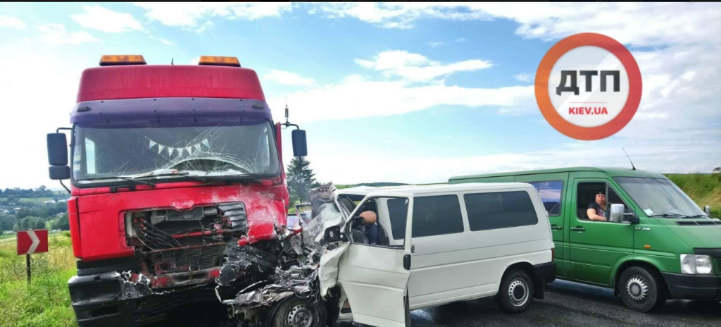 Аварія з фурою на Івано-Францівщині: четверо загиблих
