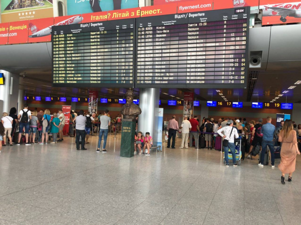 Львовский аэропорт отказался от услуг украинской компании YanAir: названа причина