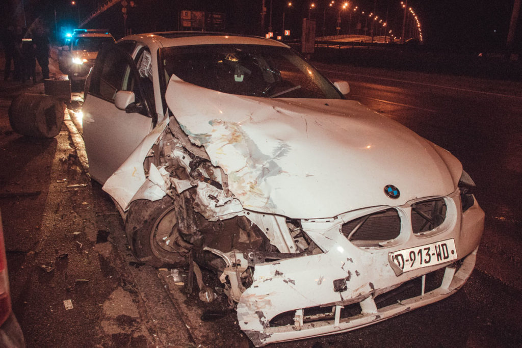 У Києві іноземець на BMW врізався у раритетний трактор: подробиці і фото
