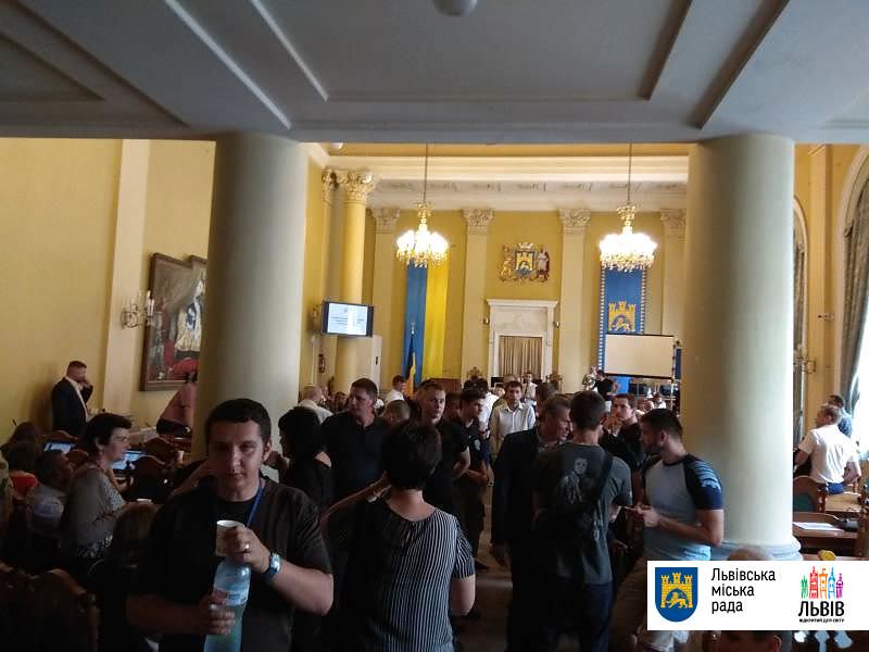 “Нацкорпус” увірвався до львівської міськради та зірвав сесію
