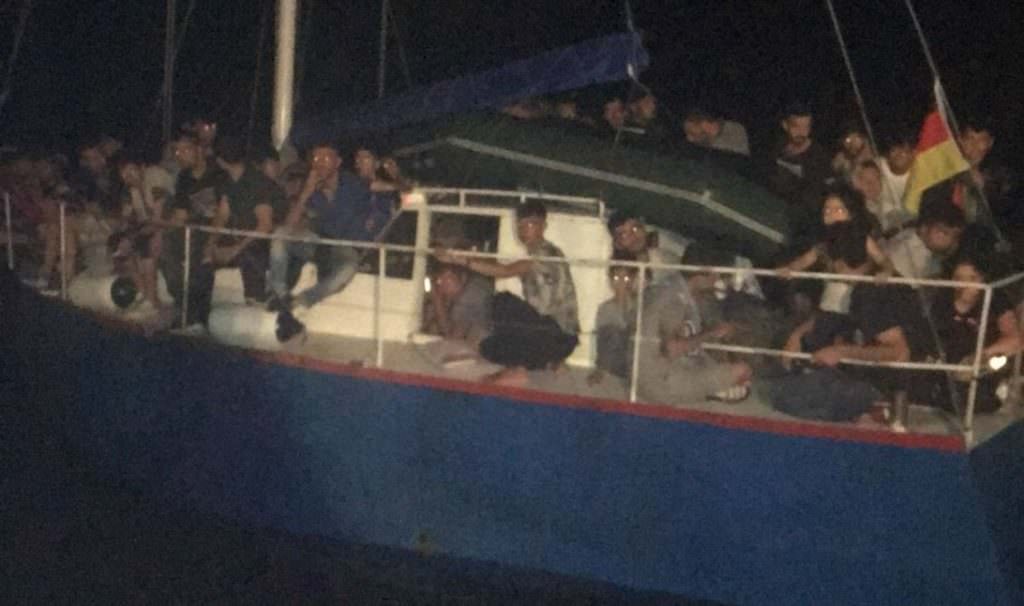 Італійські правоохоронці затримали українську яхту з 71 незаконним мігрантом – ДПСУ