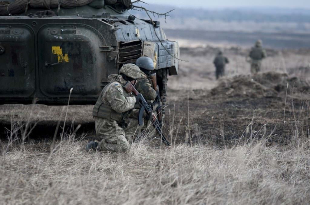 На Донбассе ранен один украинский военный