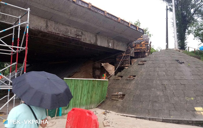 В Киеве после ливня обвалился ключевой мост: фото и подробности