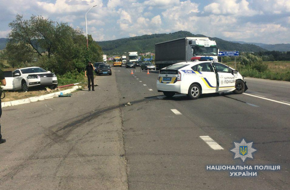 ДТП на Закарпатті за участі поліцейської автівки: четверо осіб постраждало