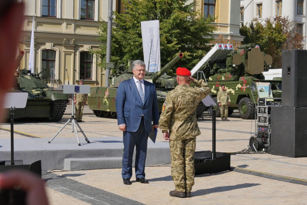 Нам їх не вистачало на фронті: Порошенко вручив військовим сертифікати на українські ПТРК “Стугна-П” та “Корсар”