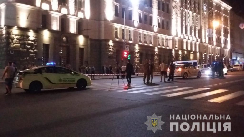 В Харькове неизвестный напал на мэрию Харькова, погиб полицейский