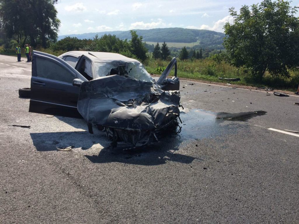 ДТП на Львівщині: п’яний водій на Mercedes протаранив автобус з 44 пасажирами