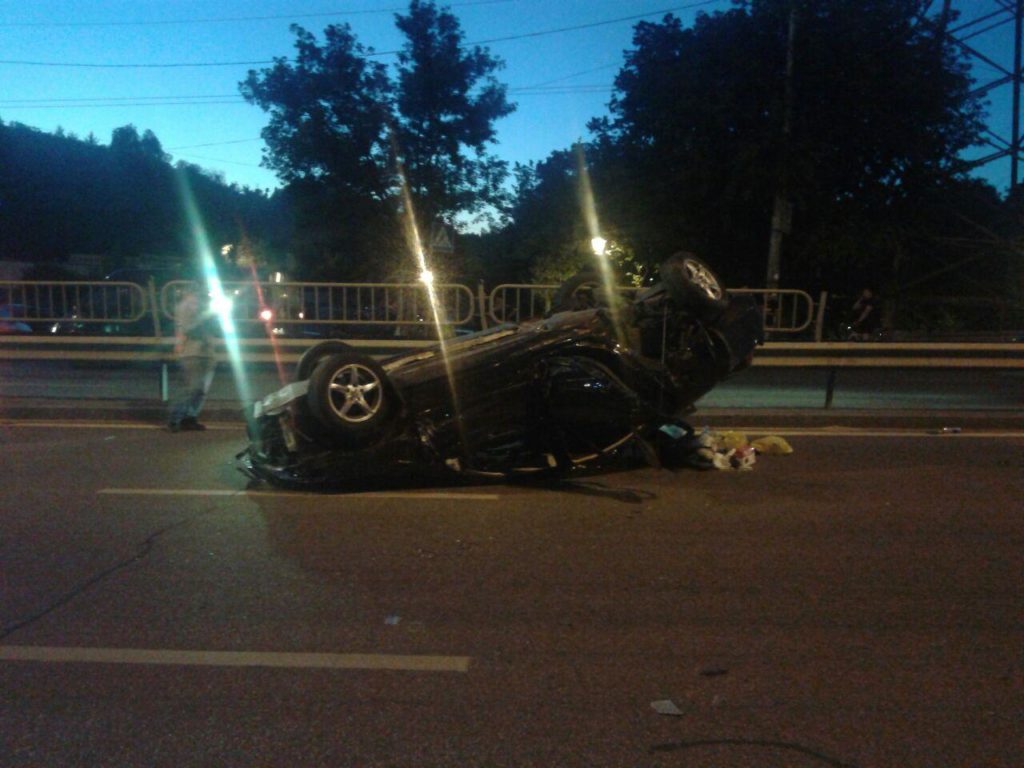 В Киеве возле метро Сырец Skoda протаранила три авто: есть погибший