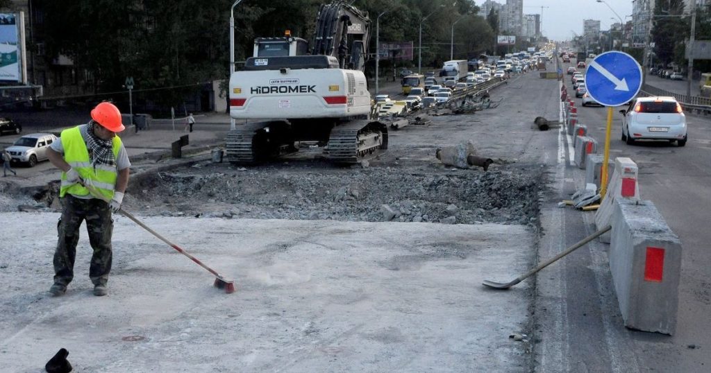 Киев выделил 390 млн грн на ремонт мостов и дождевой канализации: инфографика