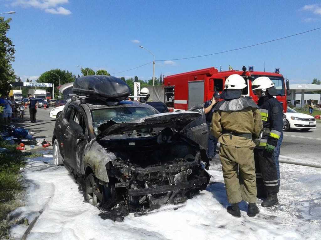Автомобіль з дітьми загорівся на ходу в Дніпрі