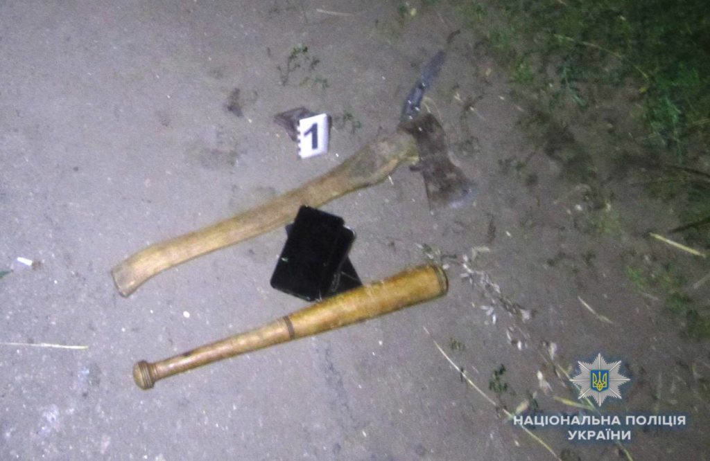 С топором и битой: под Киевом россияне совершили жестокое нападение на местных жителей