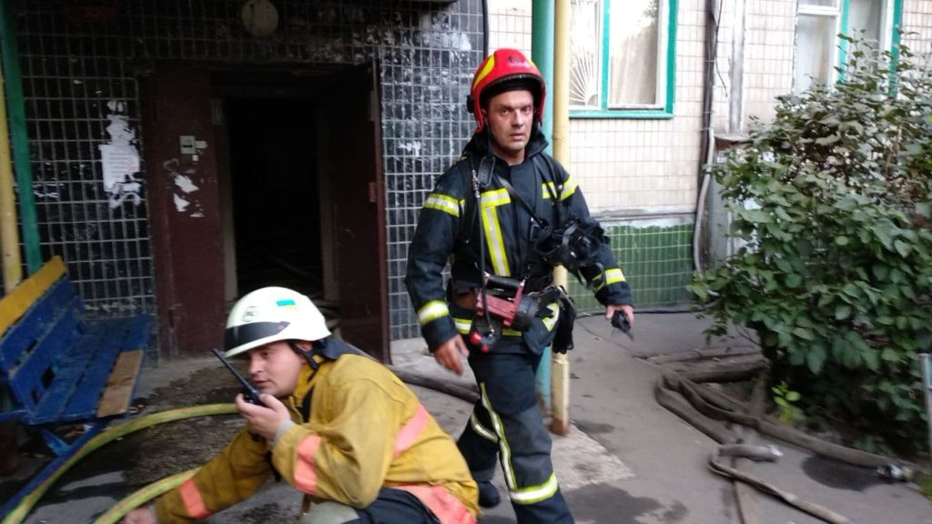 В Киеве в Шевченковском районе загорелась многоэтажка: есть пострадавшие