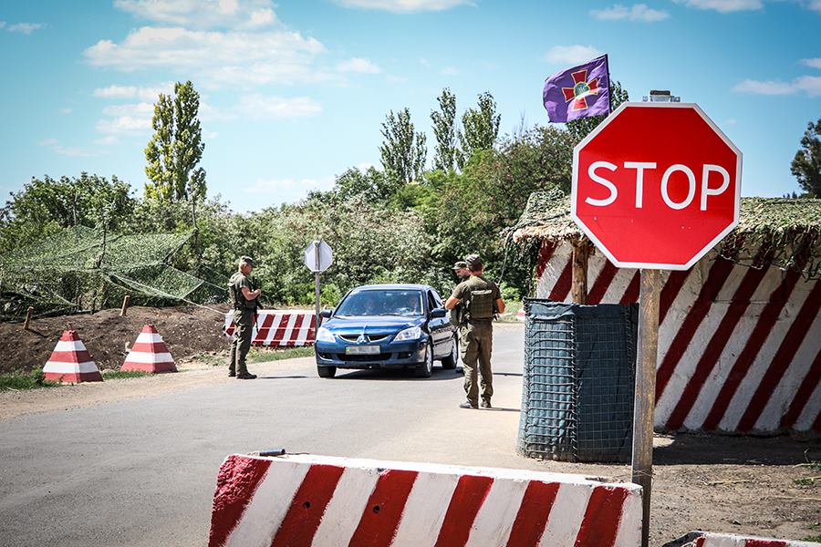 На Донбасі військові затримали трьох підозрюваних у зв’язках з “ДНР”
