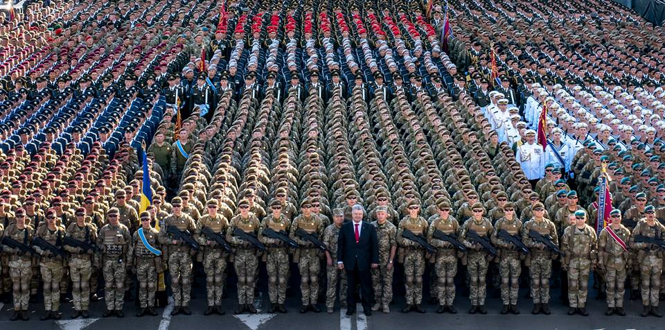 Военный парад — это возможность отдать дань  уважения своей армии — Порошенко