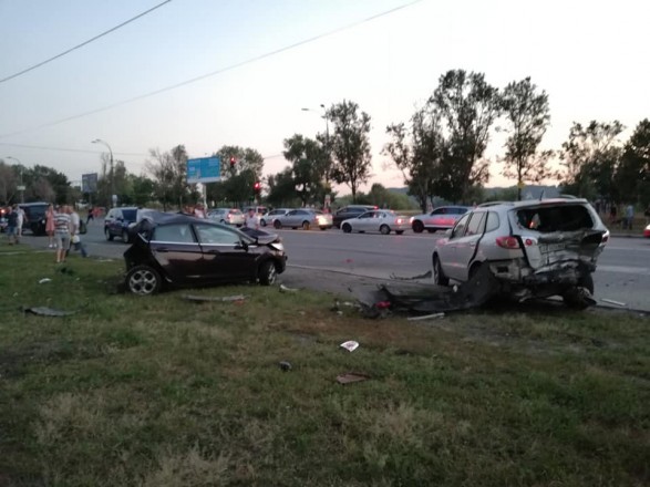 У Києві п’яний водій BMW на швидкості влетів у припарковані авто, а потім почав погрожувати пістолетом