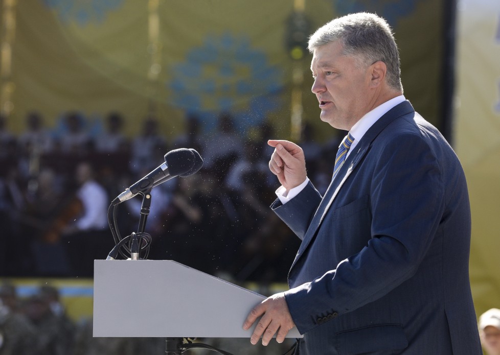 Ми повинні будувати армію, здатну тримати оборону проти чисельних збройних сил Росії – Порошенко