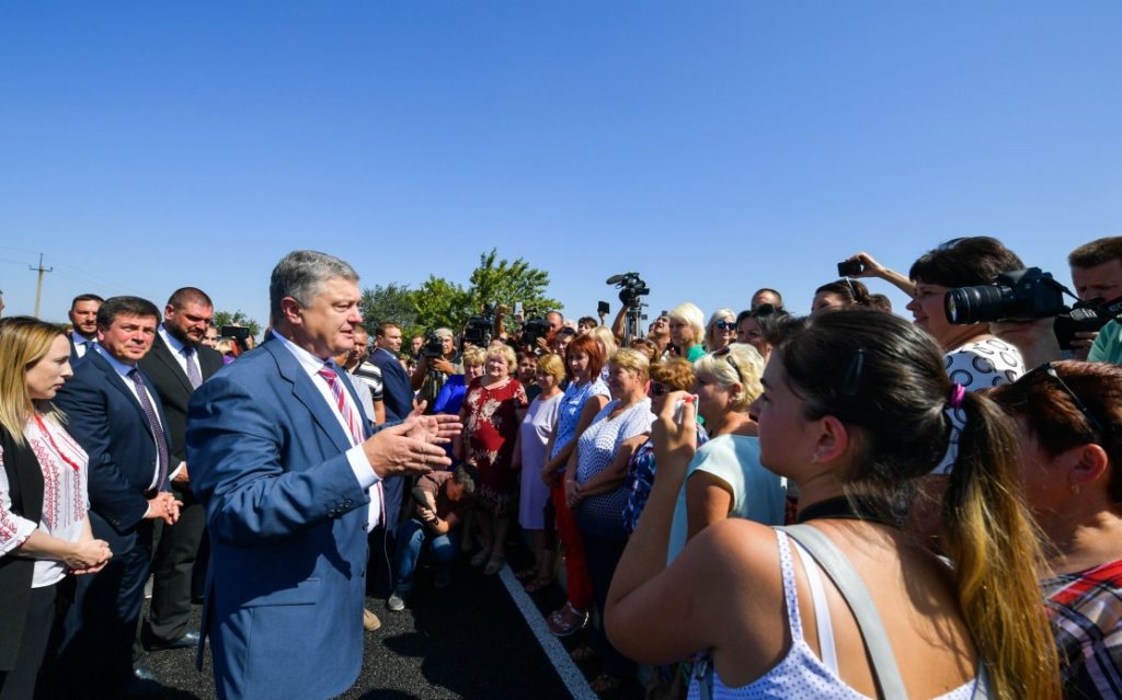 Дорога должна быть качественной и работать для людей — Порошенко проинспектировал ход ремонта автодороги «Калиновка-Снегиревка»