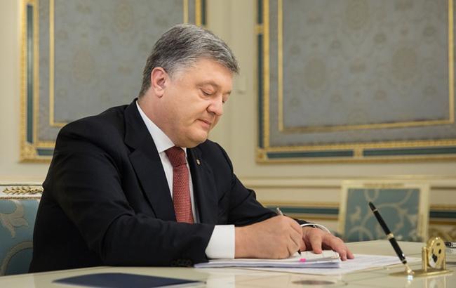 Створити необхідні умови для запобігання рейдерству: Порошенко підписав земельний закон