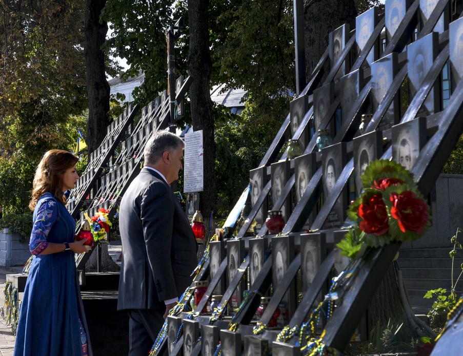 Президент з дружиною та дітьми вшанували пам’ять Героїв Небесної Сотні