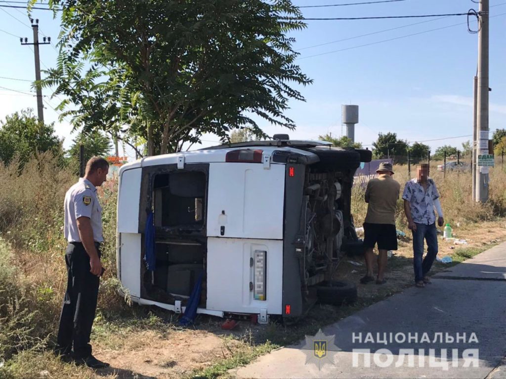 В Одесской области микроавтобус с отдыхающими столкнулся с грузовиком: 11 пострадавших, среди них трое детей