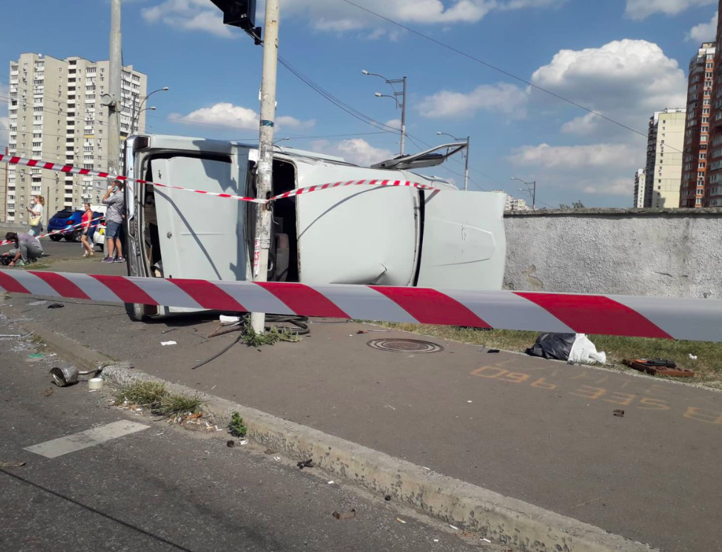 У Києві авто влетіло у натовп пішоходів: є постраждалі